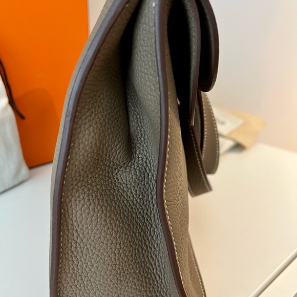 New in box authentic Hermès Taurillon Clemence Halzan 31 etoupe - Picture 3 of 6